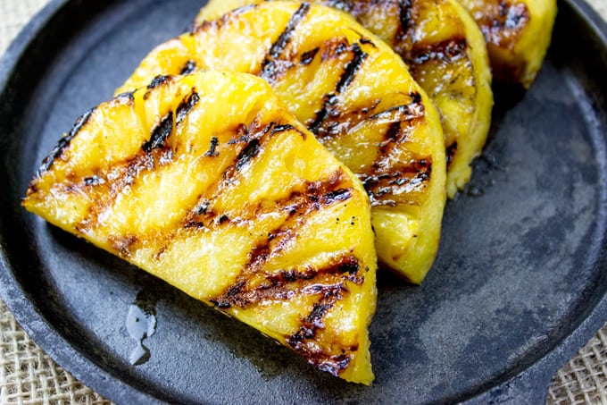 Ananas grillé au barbecue avec canola