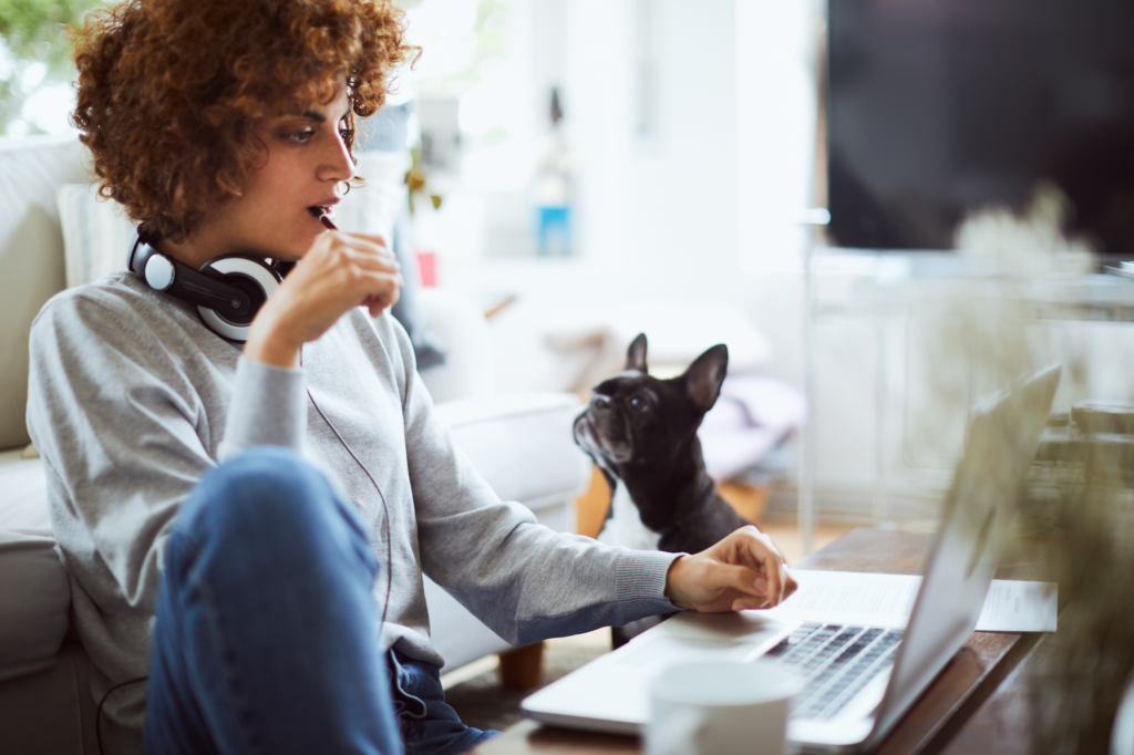 Girl working from home. home working will continue indefinitely. But don’t think this option applies only to large companies, small companies with even 2 or 3 employees can benefit greatly by investing in permanent teleworking.  