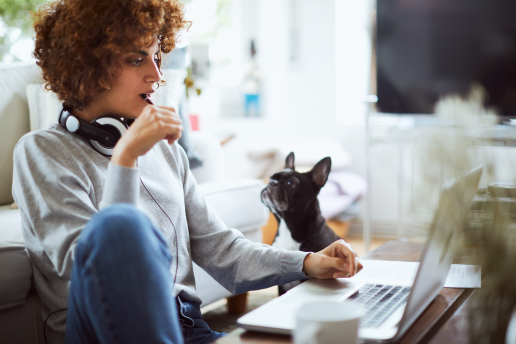 Chica trabajando desde casa. el trabajo a domicilio continuará indefinidamente. Pero no piense que esta opción se aplica solo a grandes empresas, las pequeñas empresas con incluso 2 o 3 empleados pueden beneficiarse enormemente al invertir en teletrabajo permanente.