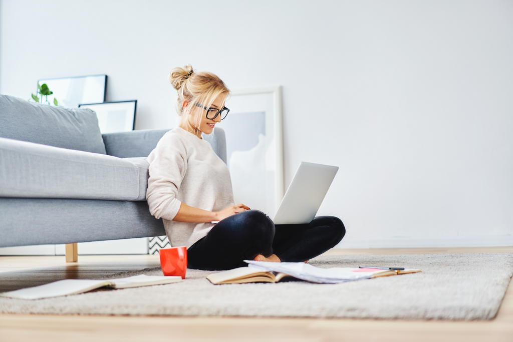 Die meisten fanden, dass sie tatsächlich viel produktiver waren und ihre Arbeit schneller erledigen konnten, als wenn sie in einem Büro gesessen hätten (interessant!)