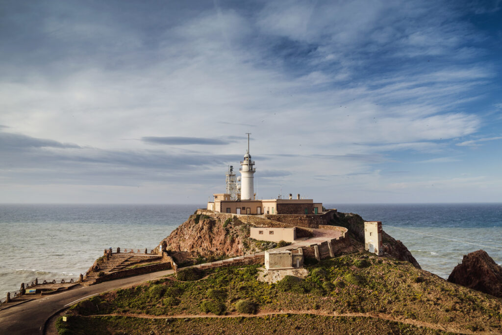 Cabo de Gata, Almería. Dit pad loopt langs een strand in Cabo de Gata, waar historisch gezien in de twaalfde eeuw een vloot van Genua aan land kwam.