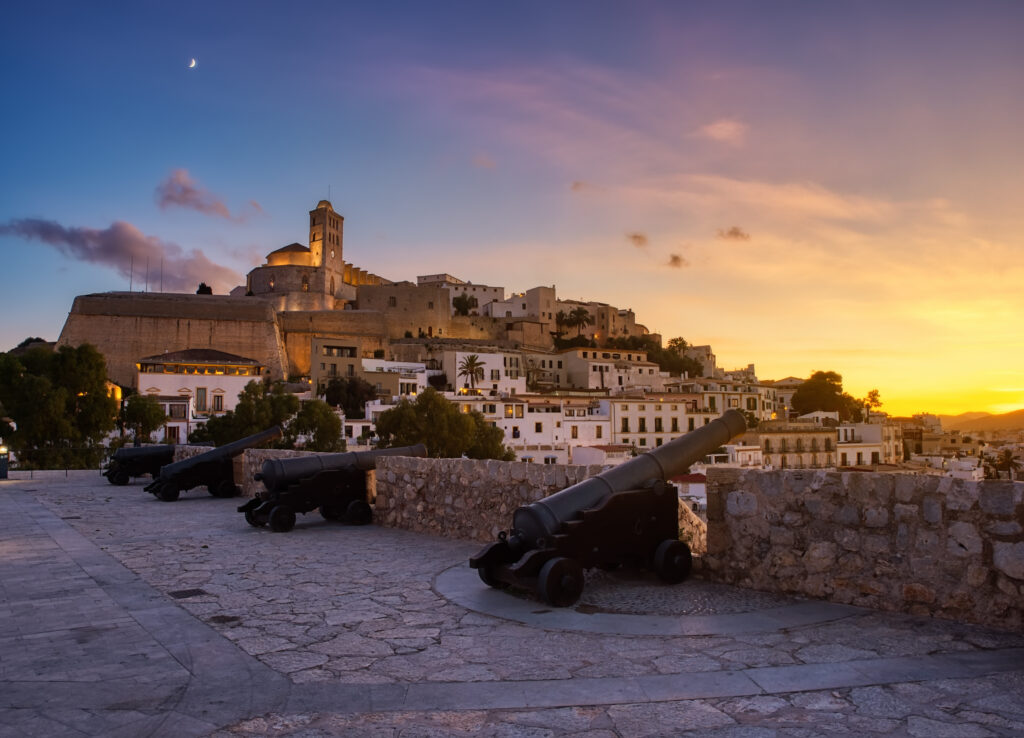 Dalt Vila, Autrefois l'une des villes côtières les plus importantes de la Méditerranée.