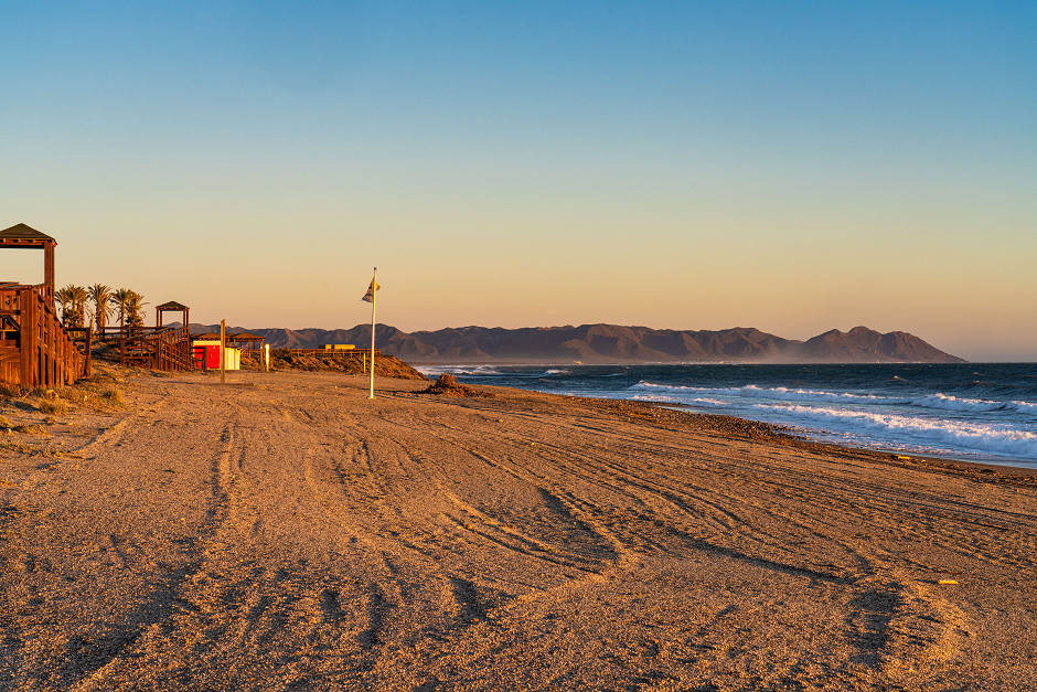 El Toyo, Almería. Der Strand liegt gegenüber der Urbanisation, die für Sportler als Unterkunft für die Mittelmeerspiele 2015 geschaffen wurde.