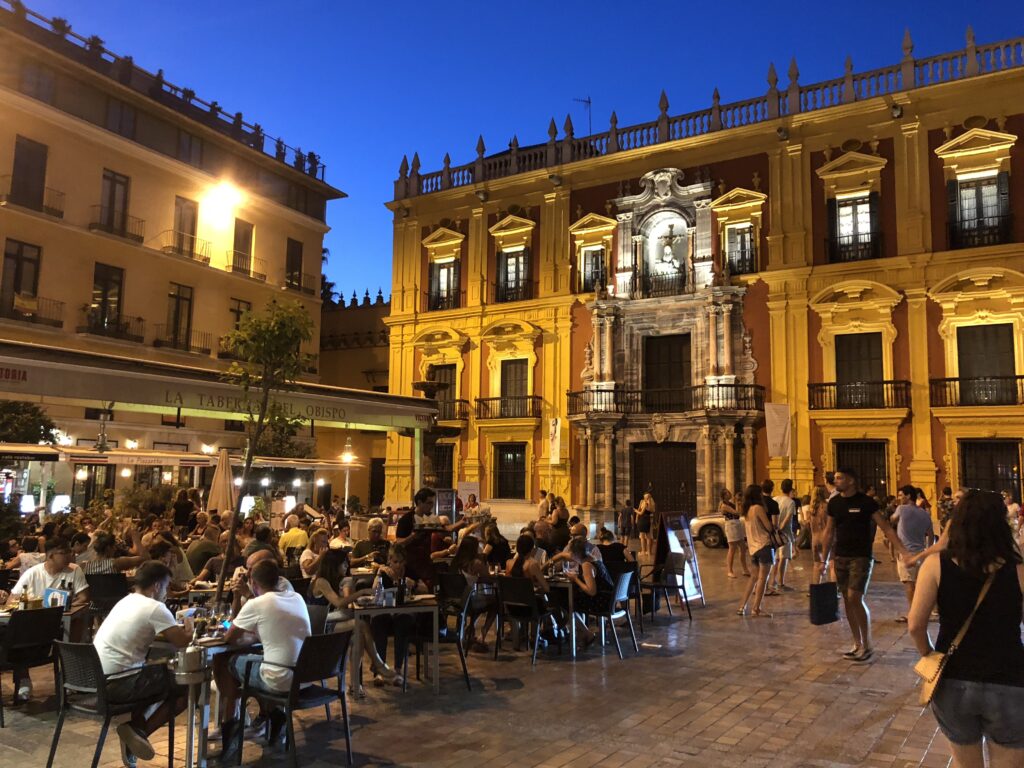 Para terminar sus días en uno de los muchos restaurantes y bares que ofrecen la mejor comida y bebida.