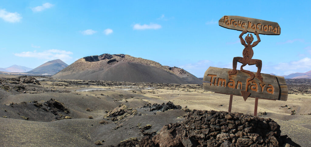 Si está buscando más o un día lejos de la playa y los restaurantes, el Parque Nacional de Timanfaya es un paisaje volcánico increíble que cubre una cuarta parte de la isla. Fue creado durante seis años de erupciones volcánicas casi continuas que tuvieron lugar entre 1730 y 1736.