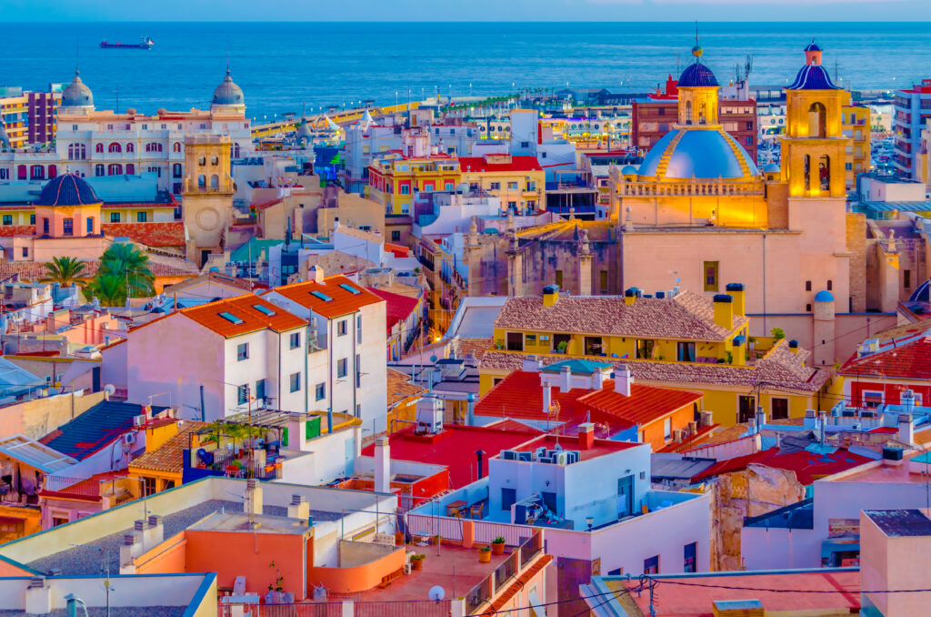 Alicante también ofrece fantásticas Playas, cocina delirante. Grandes tiendas y mercados para todos los gustos.