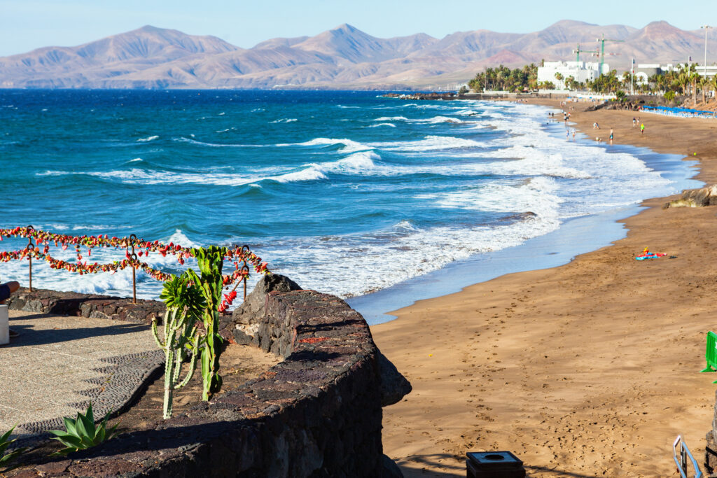 Puerto del Carmen, Lanzarote. Eine große Anzahl von Tauchbasen beherbergt und Tauchen ist eine der beliebtesten Sportarten.