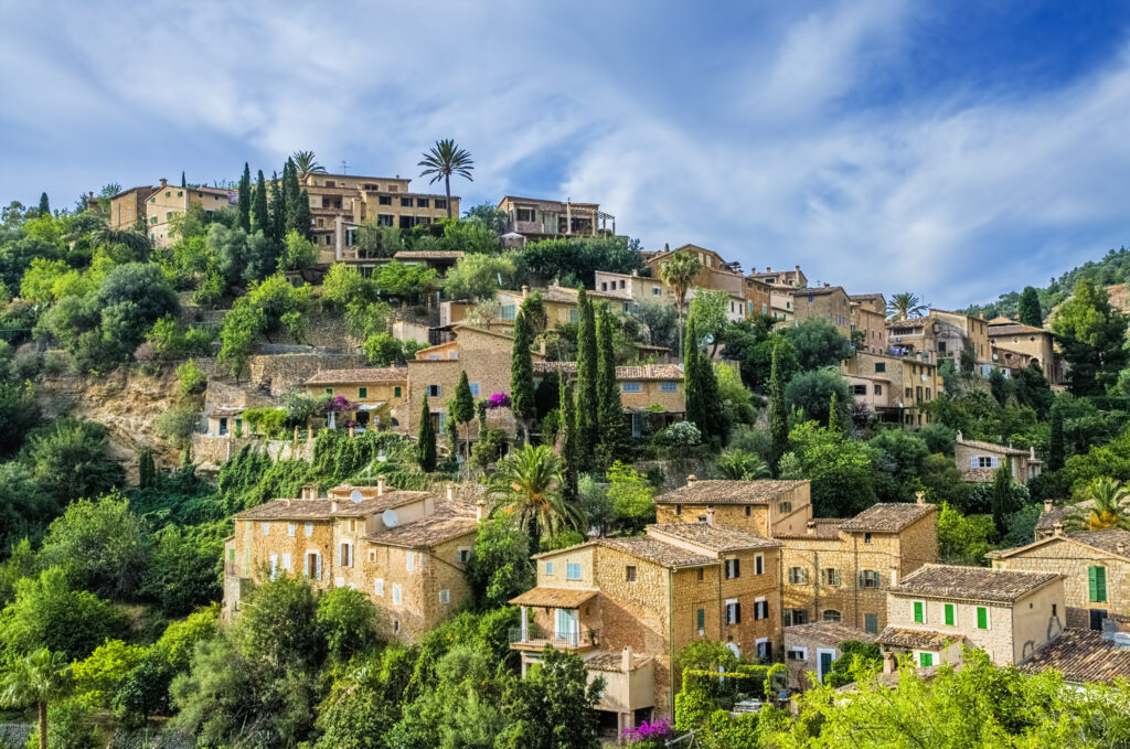 Deia, Mallorca. Dramatisch und malerisch an der Westküste der Insel liegt das Dorf Deia.