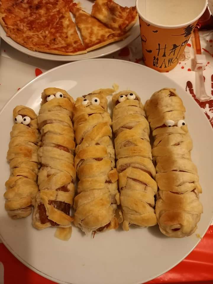 Snacks de fête d'Halloween de momies à la saucisse