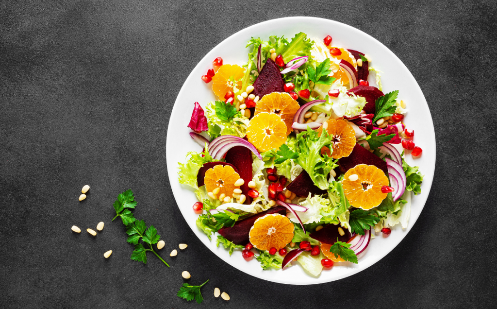 Un plat traditionnel de Noël est le col lombarda ou chou rouge. Cette recette a été adaptée pour créer une belle salade d'hiver avec du chou rouge, des oranges, des carottes, de la laitue et des grenades. Vous pouvez également ajouter du fromage pour le rendre encore plus riche.