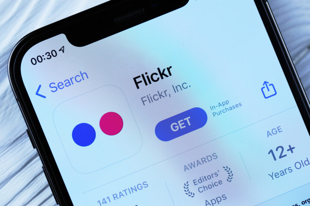 Flickr gives you up to a 1000 photos free storage and then packages start from $6.99 (6.17€) monthly or $59.99 (52.93€) annually. You decide if you want to share with just family and friends or make them public using varies on Flickr website, RSS feeds, emails and by posting to outside blogs.