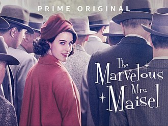 The Marvelous Mrs. Maisel, una serie de comedia de época ambientada en las décadas de 1950 y 1960 con Rachel Brosnahan interpretando a Miriam Maisel,